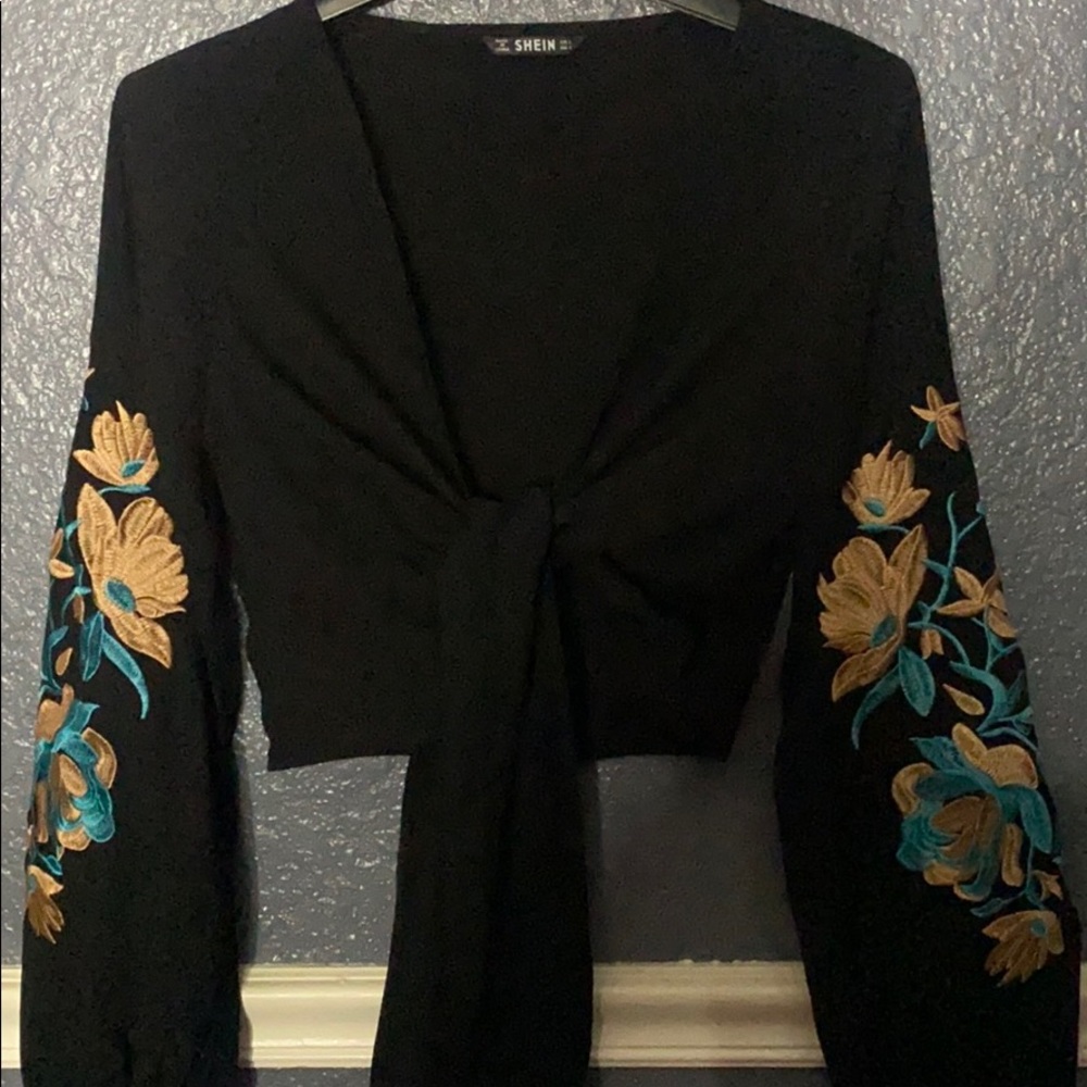 Super cute cropped bell sleeved shirt ❤️